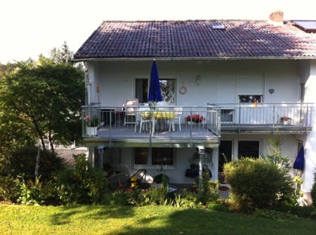 Balkonvergrößerung. So lassen sich problemlos ganze Sitzgruppen auf den Balkon stellen